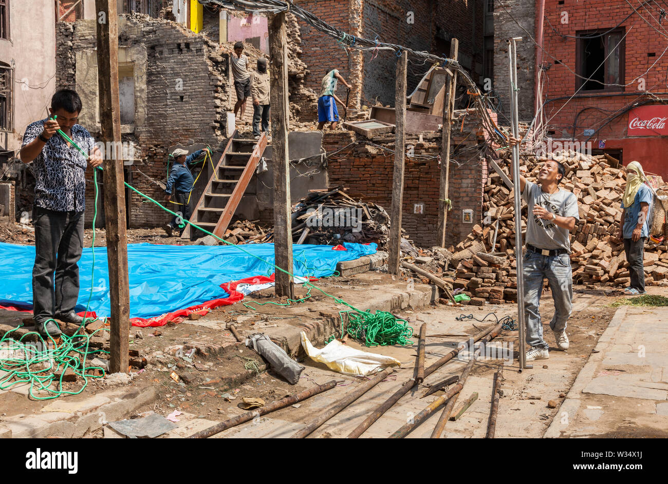 Lavoratori all'inizio della ricostruzione a Kathmandu in seguito al terremoto in Nepal nel 2015 Foto Stock