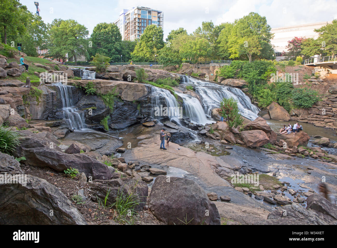 GREENVILLE, SC (USA) - Luglio 5, 2019: La Reedy River Falls a Falls Park come osservato da una passerella pedistrian. Foto Stock