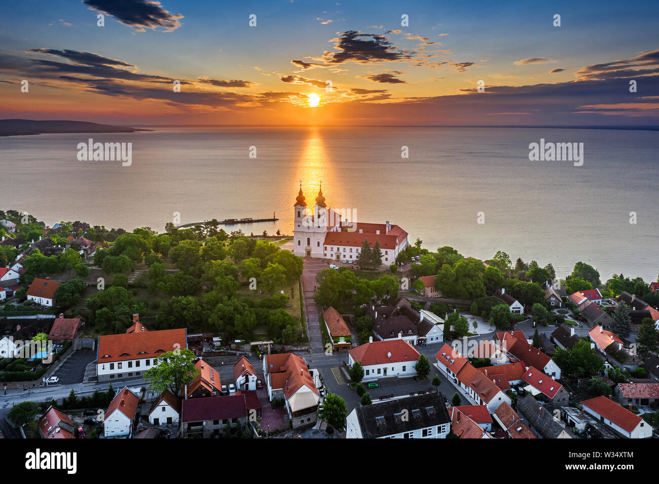 Tihany, Ungheria - Antenna vista sullo skyline del famoso monastero benedettino di Tihany (Tihany Abbey) con un bel cielo colorato e nuvole di sunrise Foto Stock