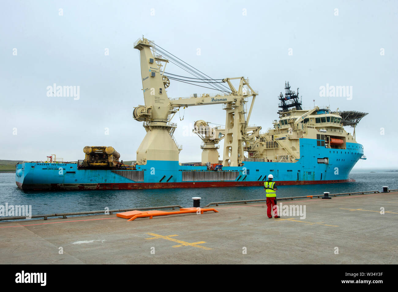 Maersk Installer di attraccare in Lerwick Shetland lo scarico dalla gru smantellata una parte di una piattaforma petrolifera sulla banchina del petrolio del Mare del Nord i campi Foto Stock