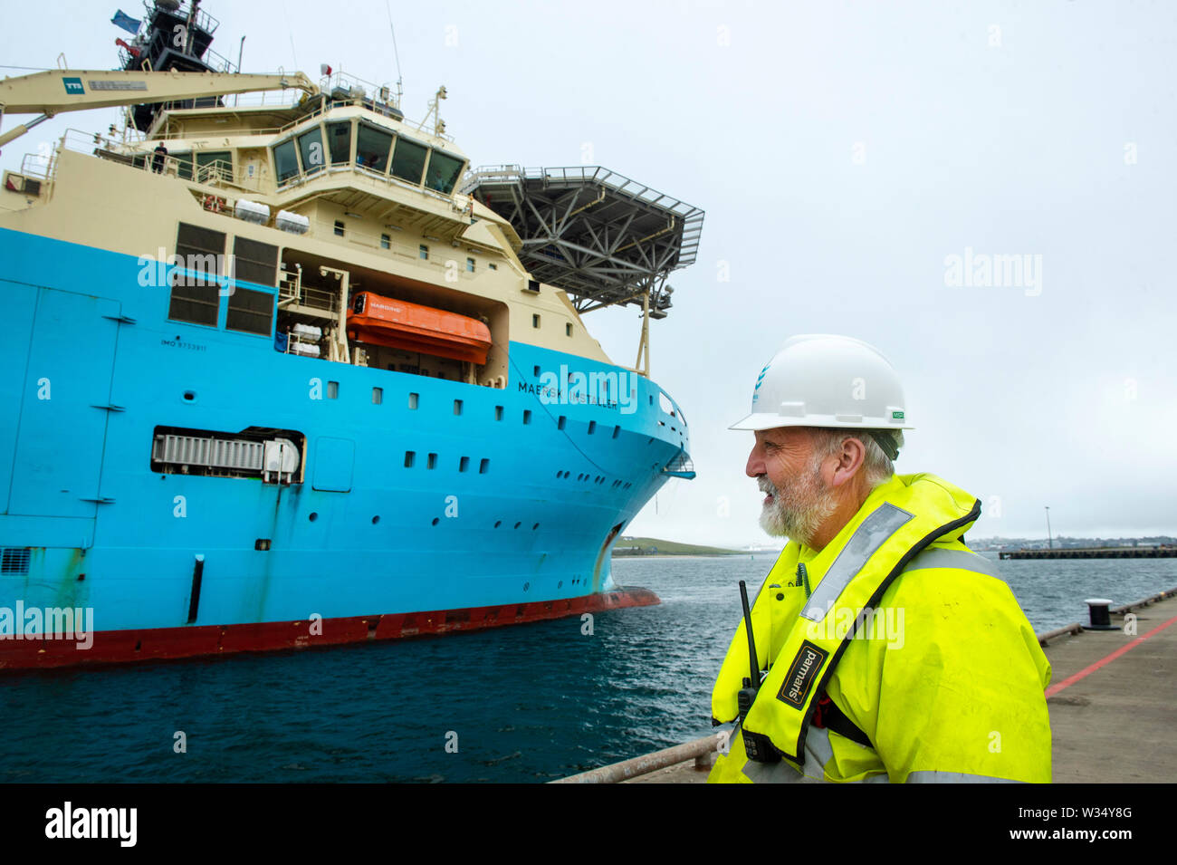 Maersk Installer di attraccare in Lerwick Shetland lo scarico dalla gru smantellata una parte di una piattaforma petrolifera sulla banchina del petrolio del Mare del Nord i campi Foto Stock