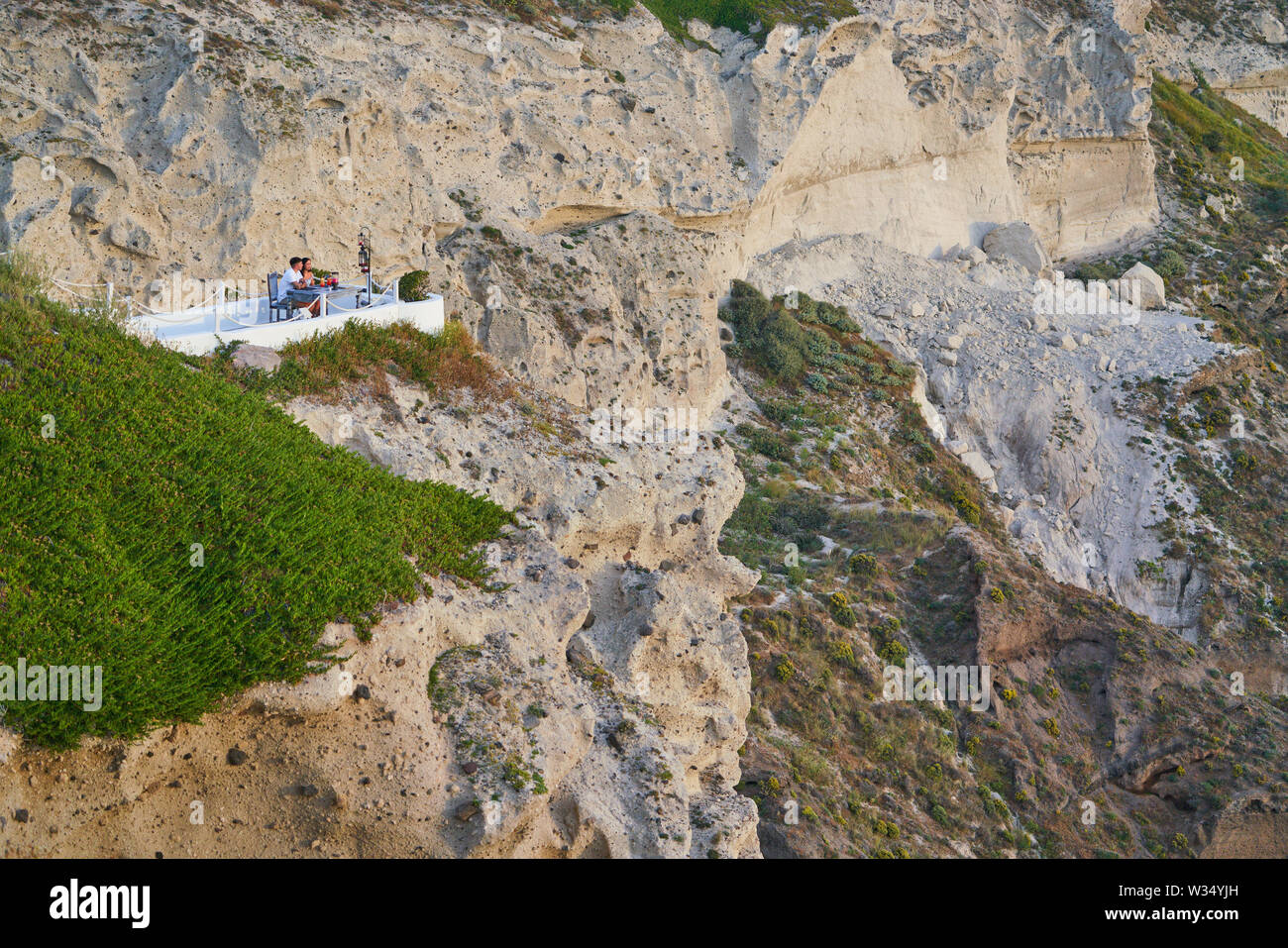 Un paio di godere della vista sulla Caldera dal loro albergo a Megalochori vicino a Oia - Santorini , Grecia al 30.05.19. © Peter Schatz / Alamy Stock Foto Foto Stock