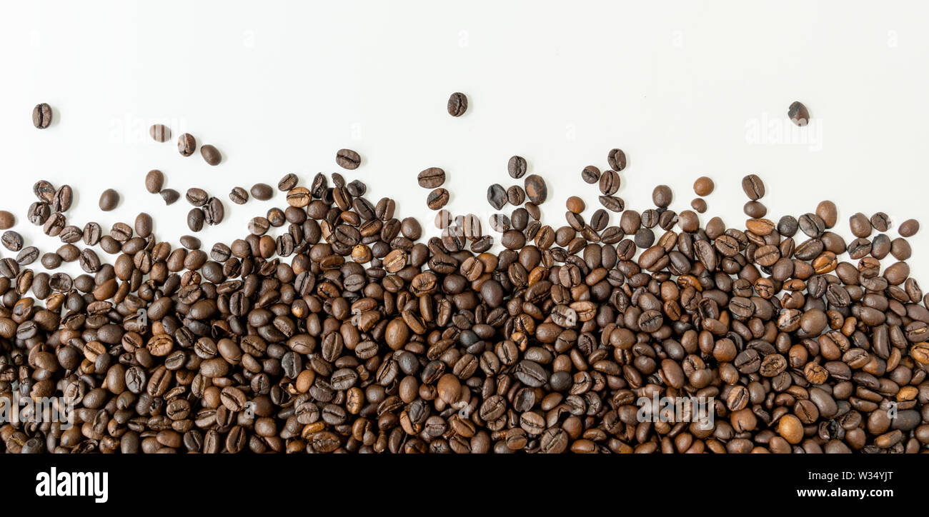 Close up di un sacco di chicchi di caffè con sfondo bianco. Foto Stock