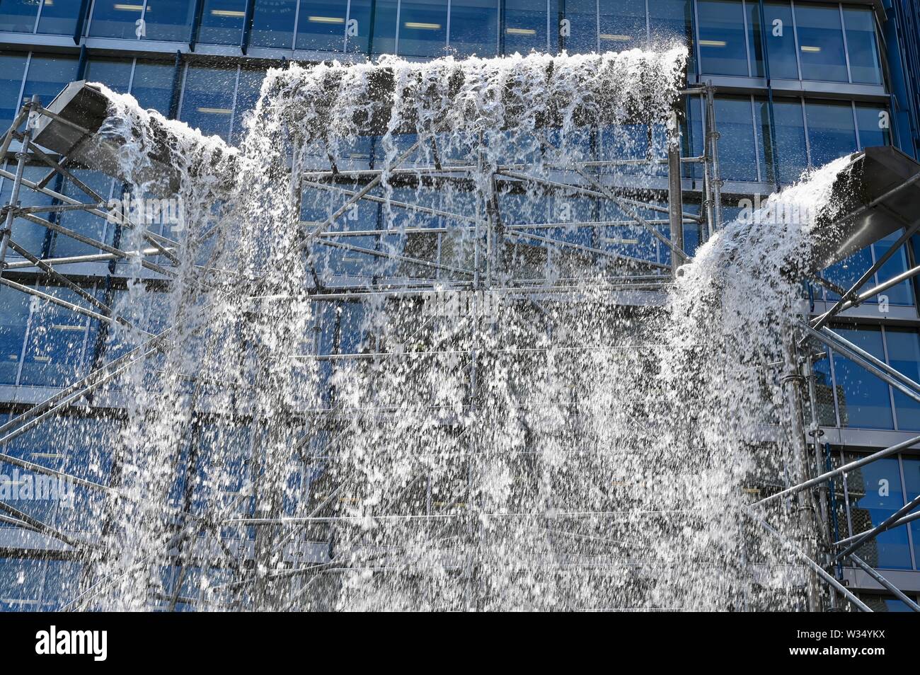 Olafur Eliasson, Cascata 2019, "nella vita reale' Exhibition, la Tate Modern di Londra. Regno Unito Foto Stock