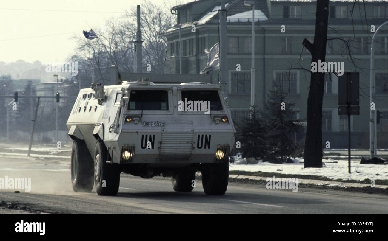 2 aprile 1993 durante l'assedio di Sarajevo: una delle Nazioni Unite Fahd egiziano APC (blindato di trasporto di personale) trascina verso est lungo "Vicolo niper', vicino all'Holiday Inn. Foto Stock
