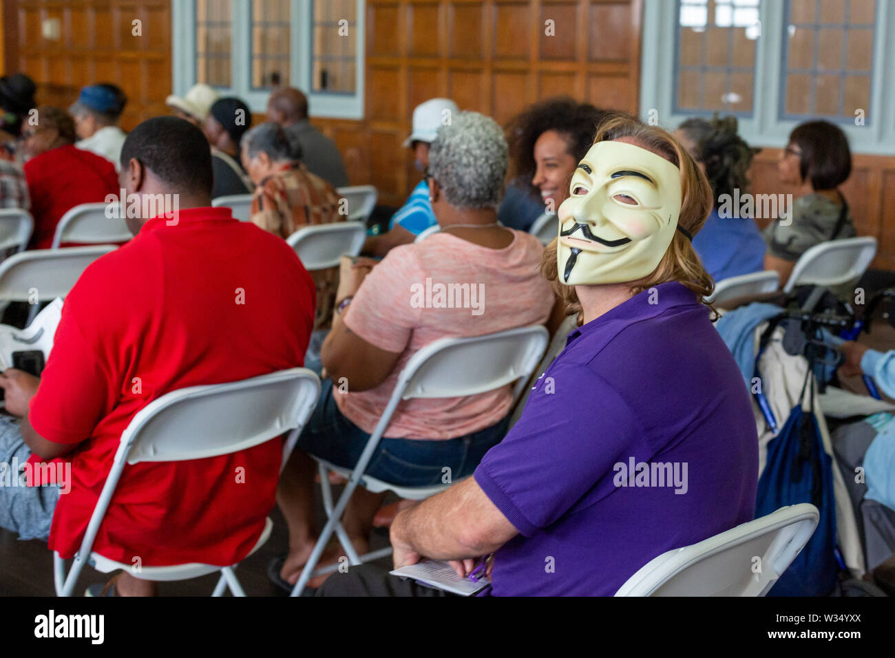 Detroit, Michigan - Scott Boman indossava una maschera per un incontro di Detroit il consiglio dei commissari di polizia per protestare contro il dipartimento di polizia di uso del viso Foto Stock
