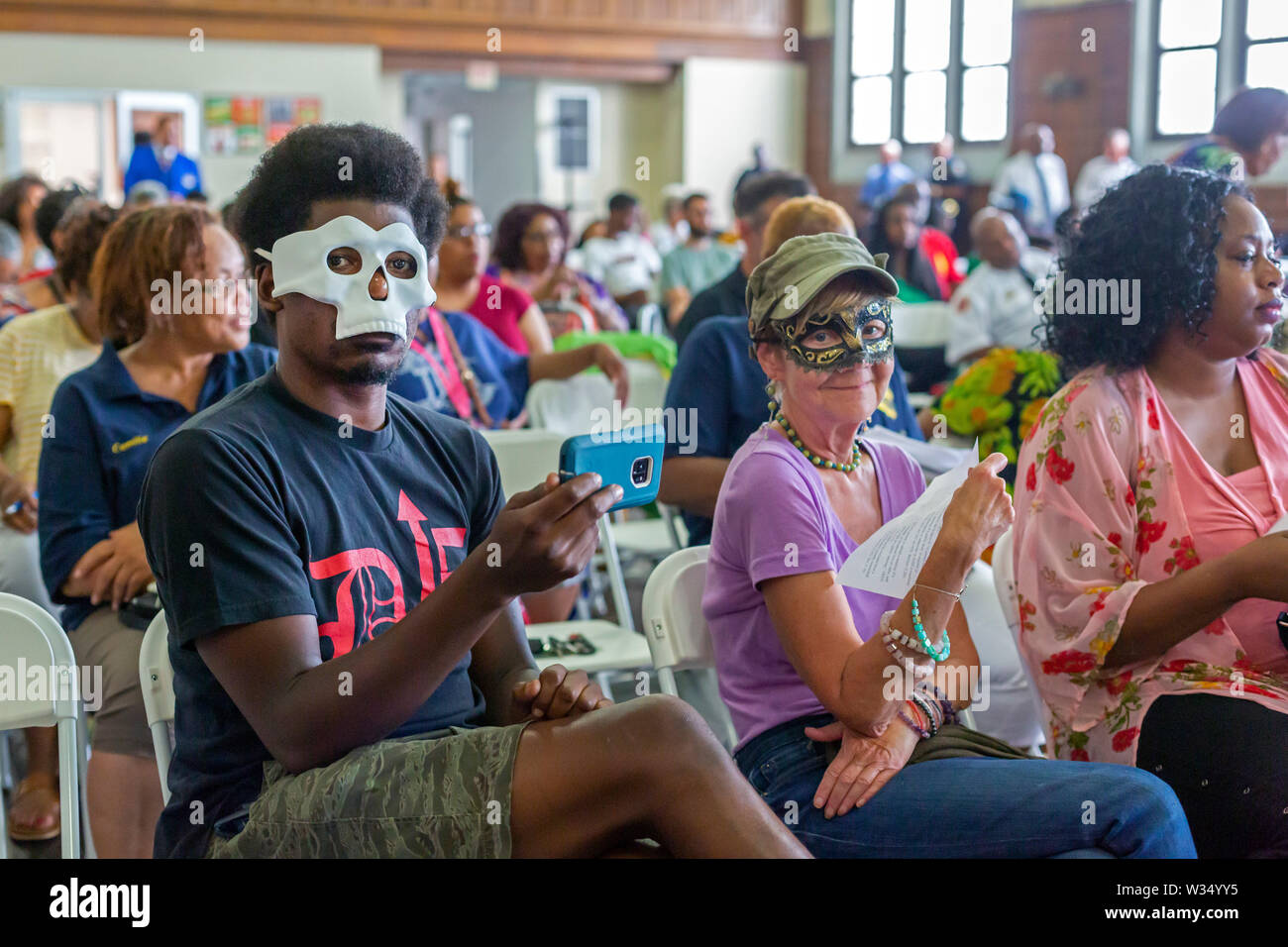 Detroit, Michigan - Peoeple indossavano delle maschere per un incontro di Detroit il consiglio dei commissari di polizia per protestare contro il dipartimento di polizia di uso del viso reco Foto Stock