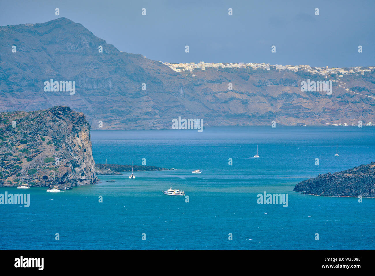 Vista sulla Caldera con porto dalla Megalochori vicino a Oia e Fira, Santorini , Grecia al 01.06.2019. © Peter Schatz / Alamy Stock Foto Foto Stock