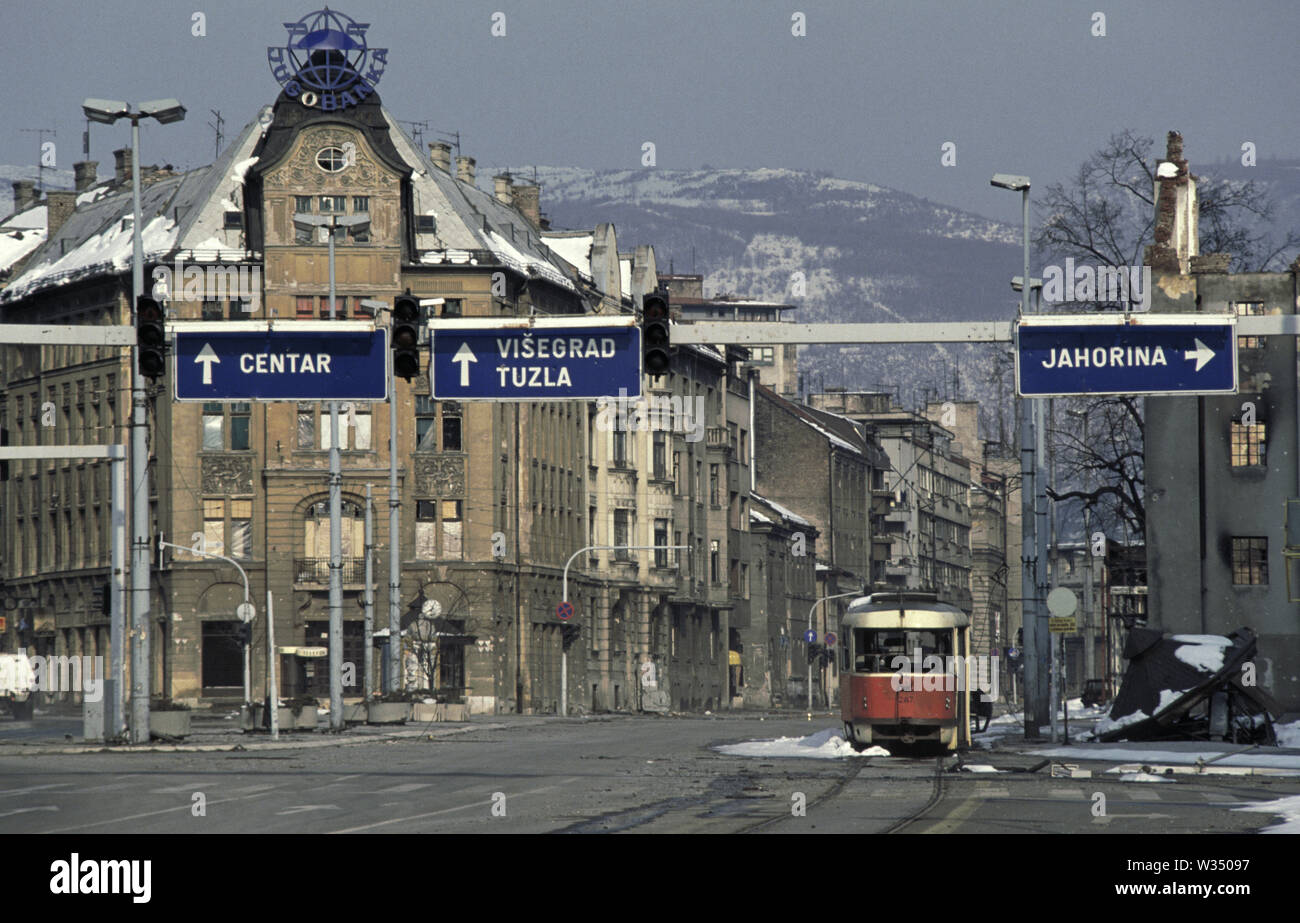 2 aprile 1993 durante l'assedio di Sarajevo: un scatafascio tram giace abbandonata alla fine di 'Sniper Alley' dove la vecchia città di Sarajevo inizia. Foto Stock