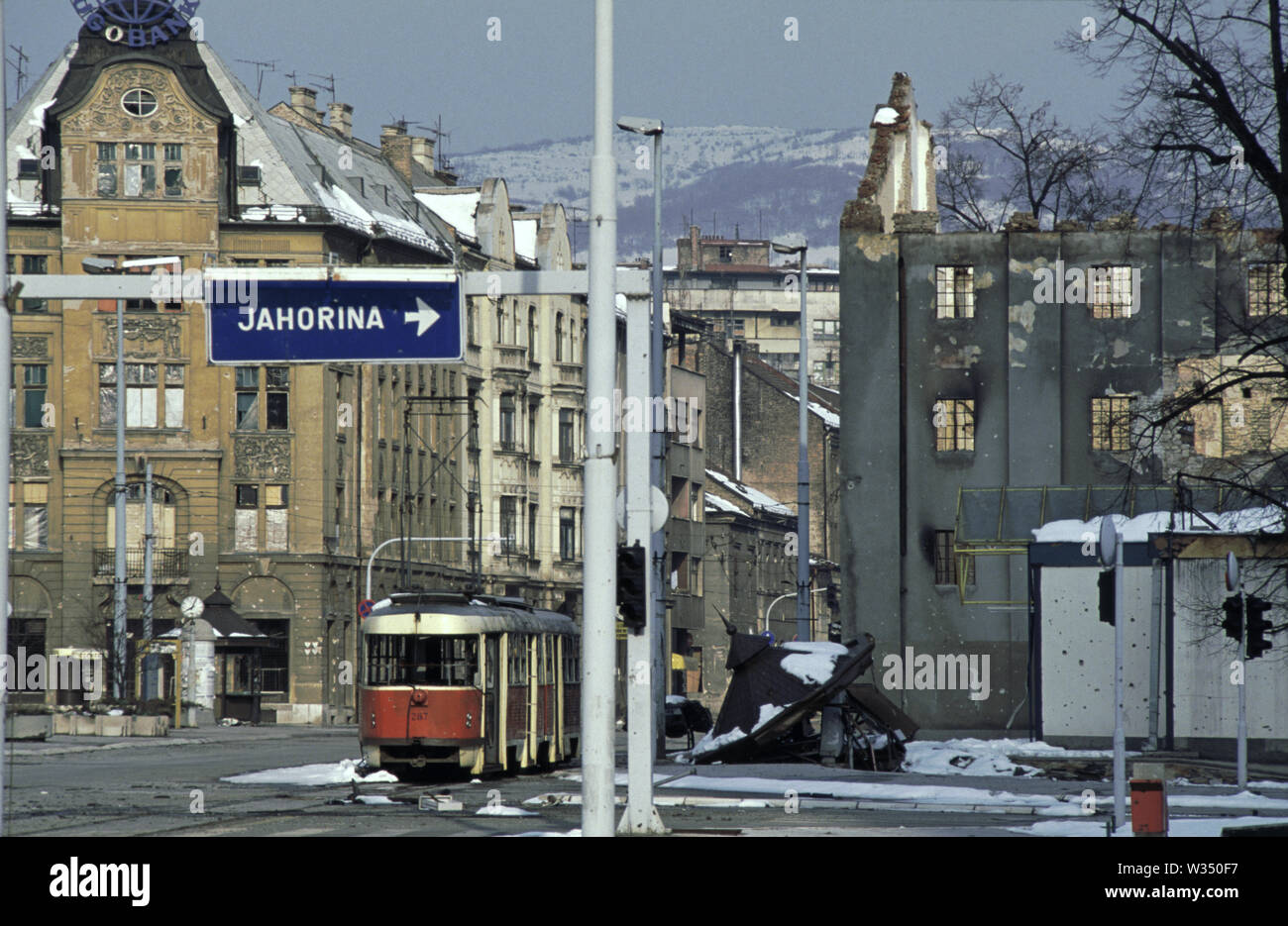 2 aprile 1993 durante l'assedio di Sarajevo: un scatafascio tram giace abbandonata dove 'Sniper Alley' termina e la città vecchia di Sarajevo inizia. Foto Stock
