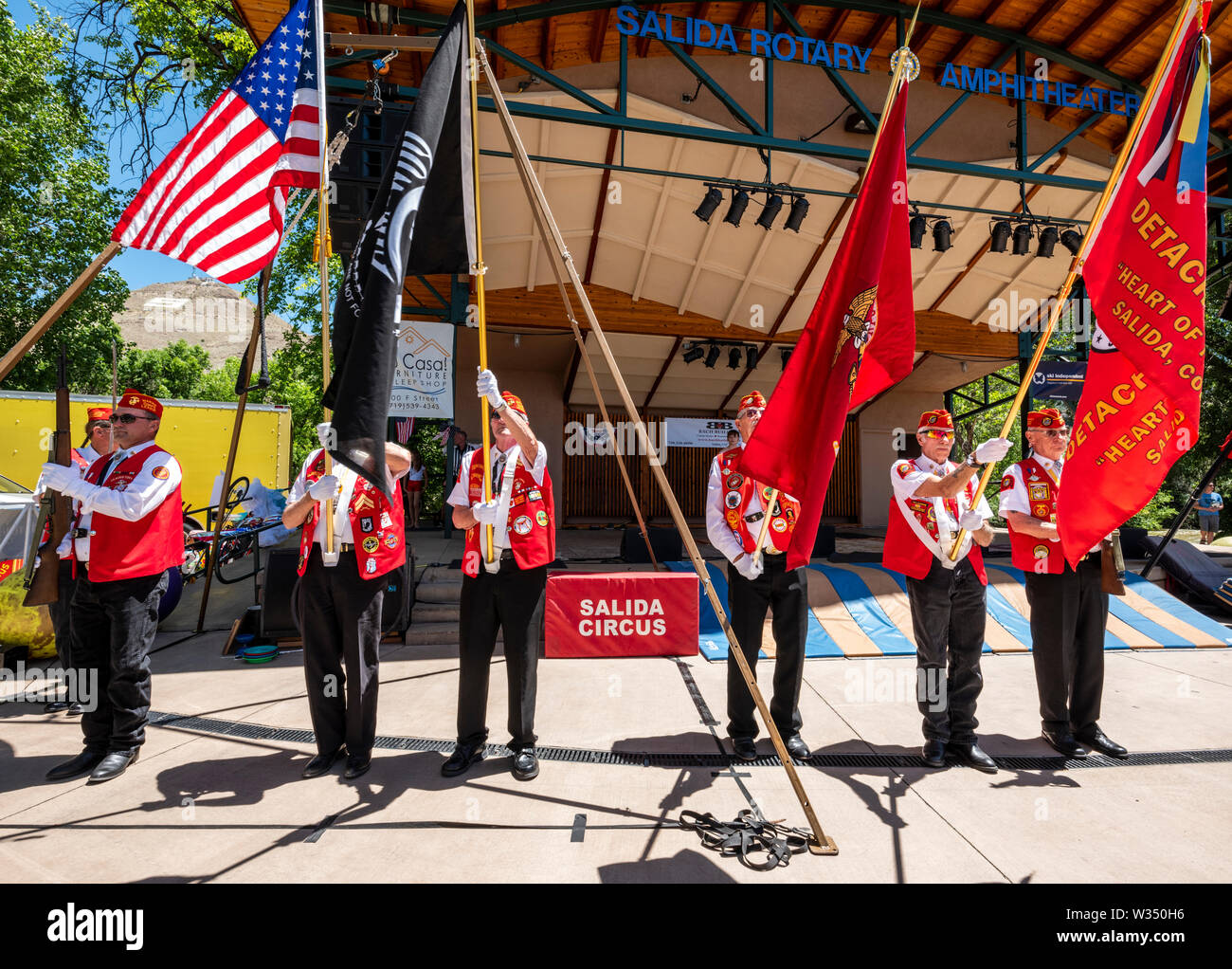 American Legion veterani introdurre il quarto di luglio vacanze feste nel Colorado piccolo paese di montagna di Salida. Foto Stock