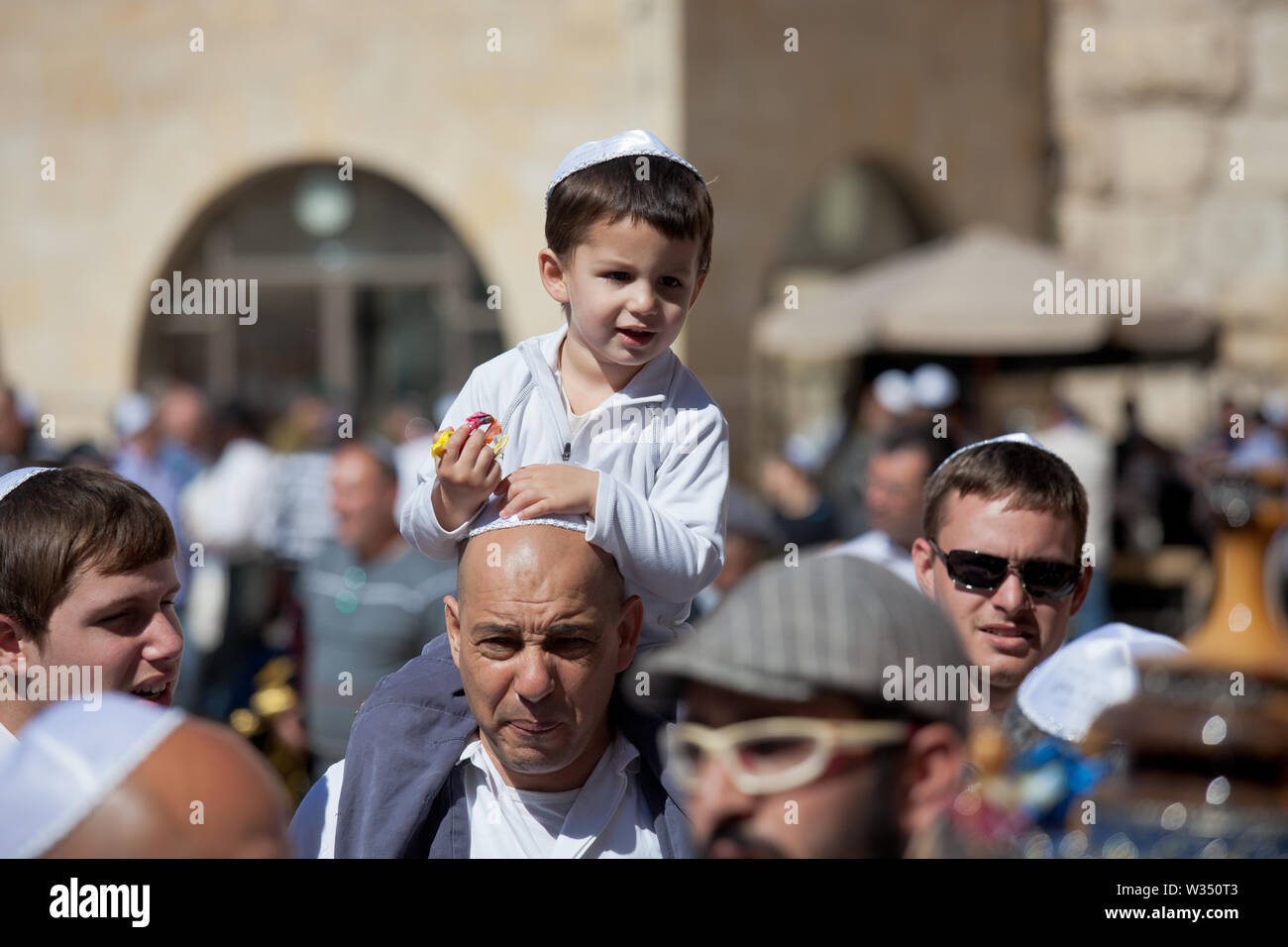 Gerusalemme, Israele - Feb 18, 2013: bar mitzvà rituale presso il Muro del Pianto a Gerusalemme. A tredici anni vecchio ragazzo che è diventato bar mitzvà è moralmente e et Foto Stock