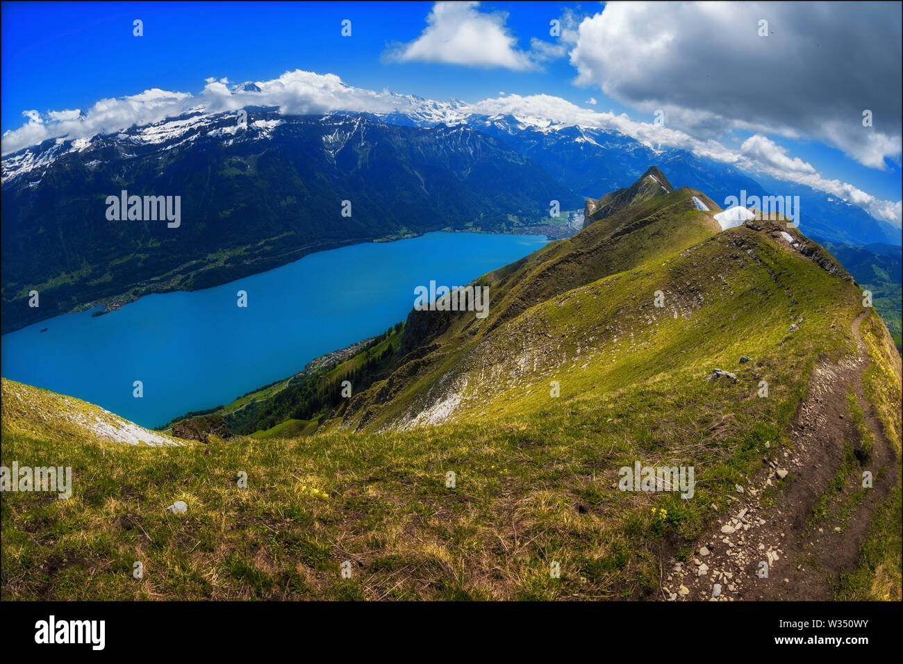 Vista fisheye da Augstmatthorn al Lago di Brienz e le Alpi bernesi Foto Stock