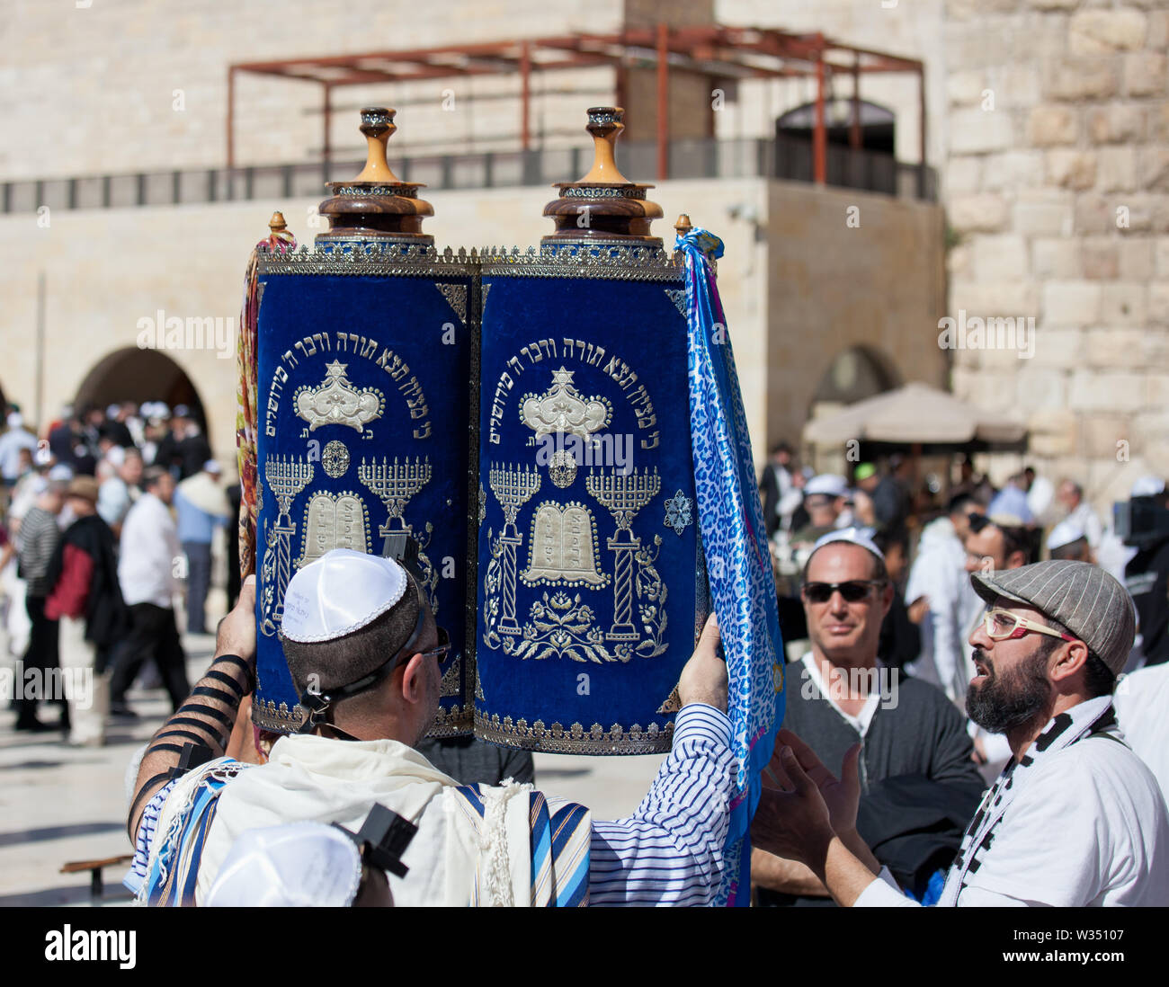 Gerusalemme, Israele - Feb 18, 2013: bar mitzvà rituale presso il Muro del Pianto a Gerusalemme. A tredici anni vecchio ragazzo che è diventato bar mitzvà è moralmente e et Foto Stock