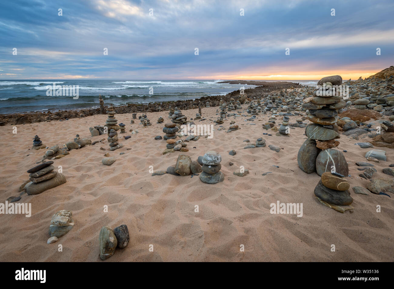 Tramonto a Vila nova de Milfontes beach, Alentejo, Portogallo Foto Stock