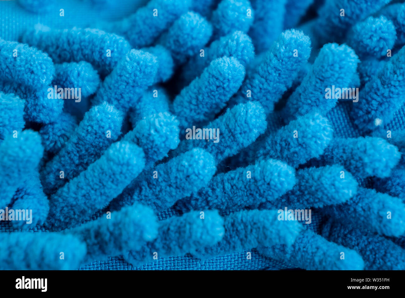 Macro close up di ciniglia blu texture in microfibra per la pulizia e la cattura della polvere. Micro fibre duster closeup con fibre texture - soft lavare a macchina Foto Stock