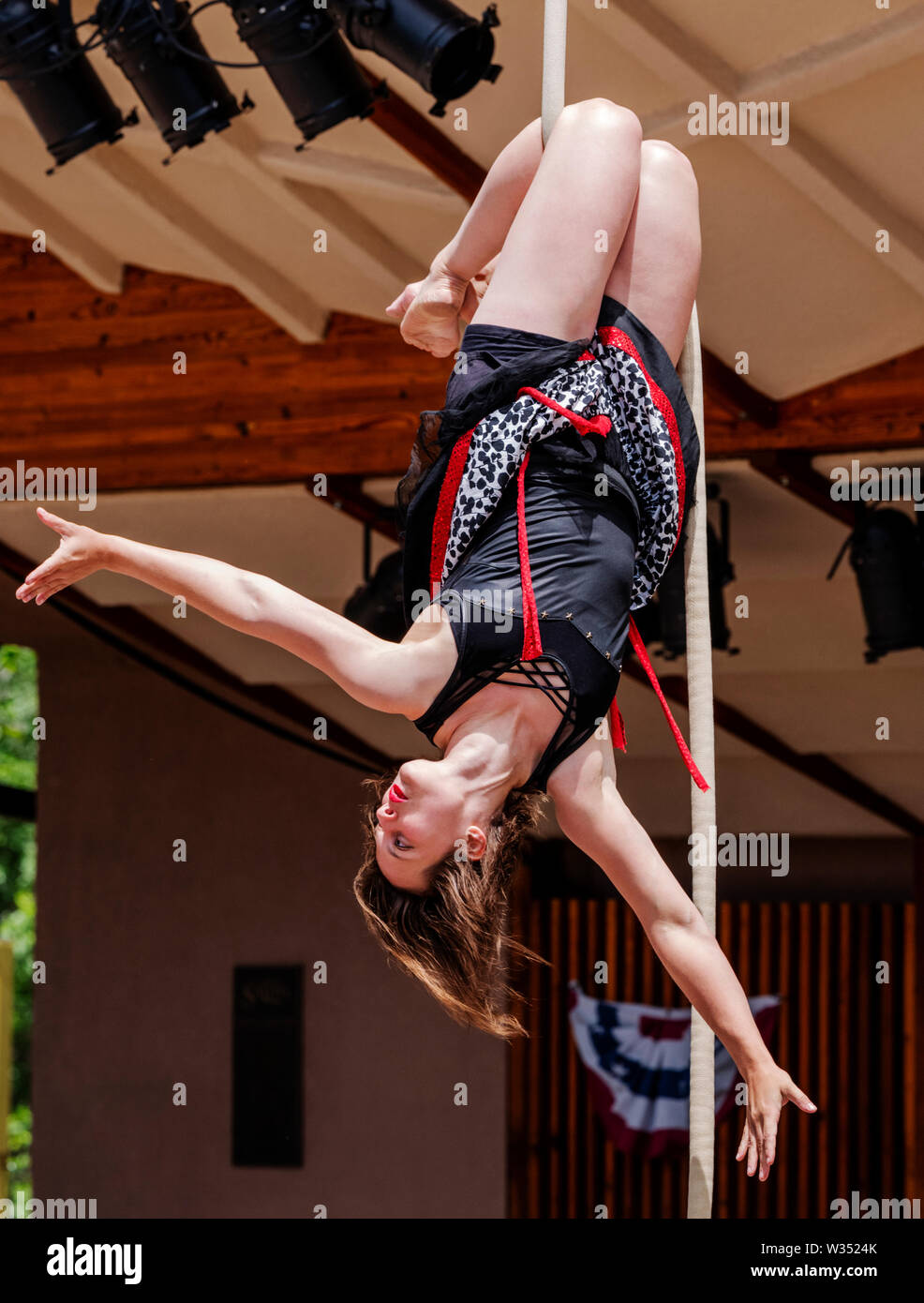 Giovane donna eseguendo sulla fune di circo; Quarta di luglio evento; Salida Circus; Salida; Colorado; USA Foto Stock