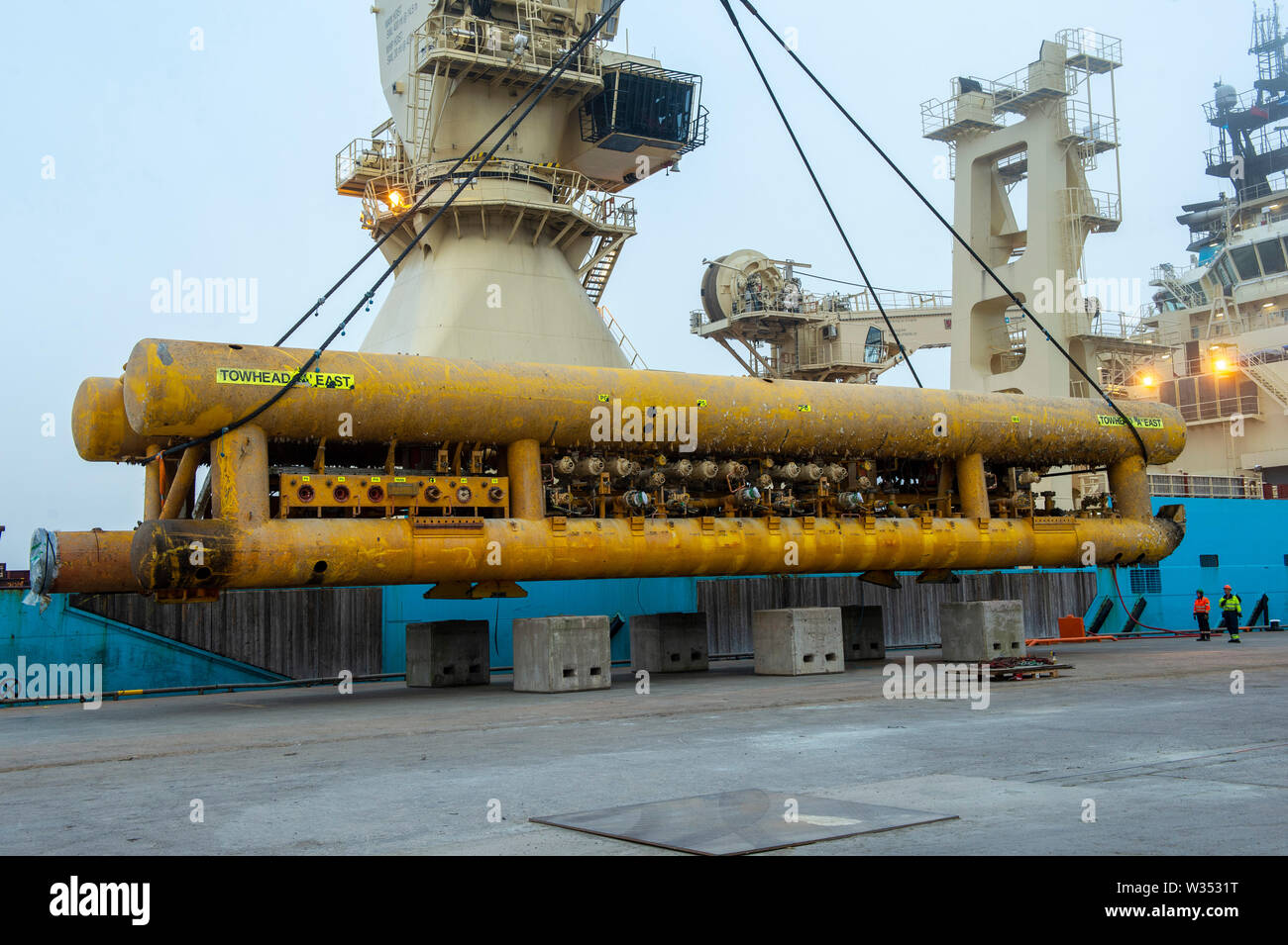 Maersk Installer di attraccare in Lerwick Shetland lo scarico dalla gru smantellata una parte di una piattaforma petrolifera sulla banchina del petrolio del Mare del Nord i campi Foto Stock