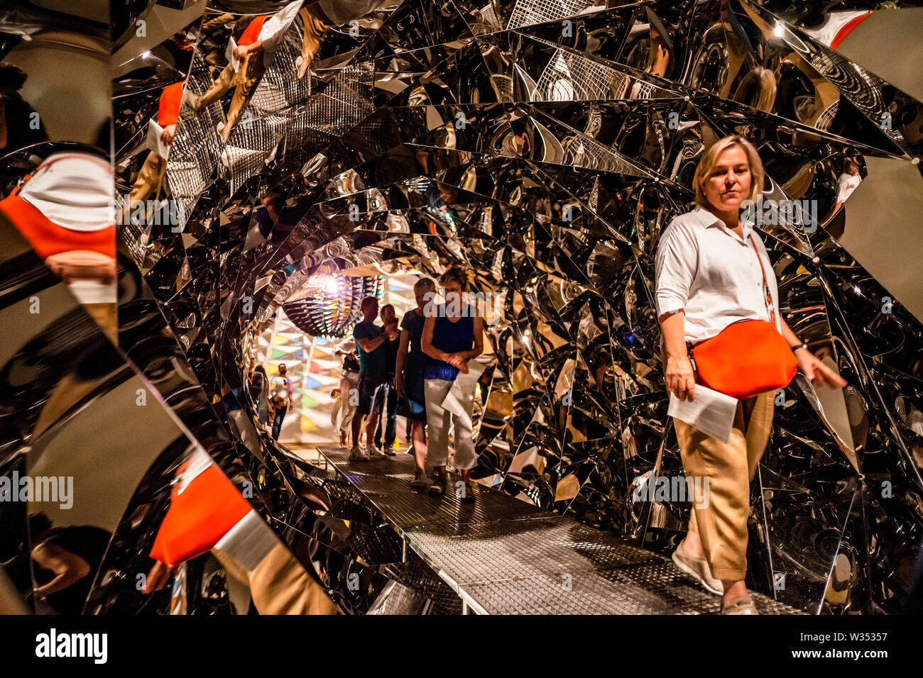 Londra, Regno Unito. 12 Luglio, 2019. . 12 Luglio, 2019. La vostra vista a spirale, 2002 - Olafur Eliasson: nella vita reale alla Tate Modern. Sedici anni dopo la sua installazione di Sun nella Tate Modern di turbina della Hall, nella vita reale è un sondaggio che coprono oltre trenta anni di Eliasson la carriera. Con oltre 40 opere - la maggior parte delle quali sono mostrate nel Regno Unito per la prima volta - questa esposizione esamina l'artista impegno con alcune delle attuali questioni più urgenti, dal cambiamento climatico alla migrazione. Credito: Guy Bell/Alamy Live News Credito: Guy Bell/Alamy Live News Foto Stock