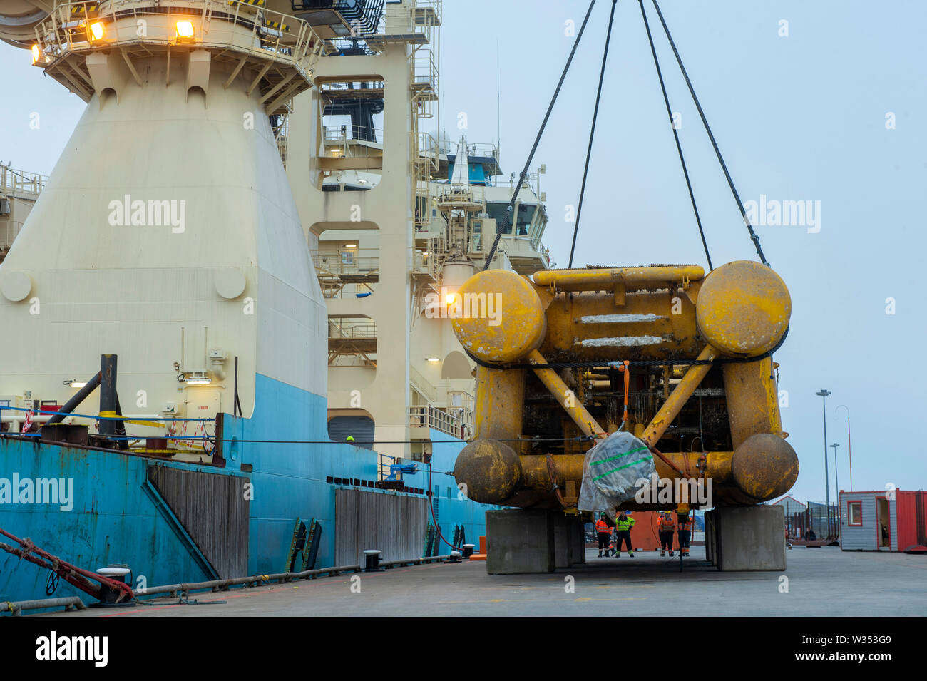 Maersk Installer di attraccare in Lerwick Shetland lo scarico dalla gru smantellata una parte di una piattaforma petrolifera sulla banchina del petrolio del Mare del Nord i campi Foto Stock