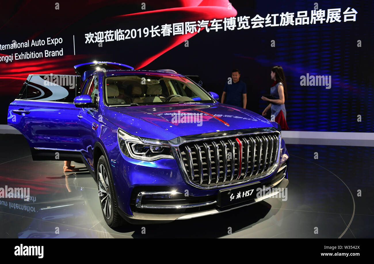 (190712) -- CHANGCHUN, luglio 12, 2019 (Xinhua) -- Un Hongqi HS7 veicolo della Cina FAW gruppo viene visualizzato in corrispondenza del XVI Cina Changchun International Automobile Expo di Changchun, capitale del nord-est della Cina di provincia di Jilin, luglio 12, 2019. L'expo, con oltre 1.300 vetture esposte, comincia qui il venerdì. (Xinhua/Lin Hong) Foto Stock