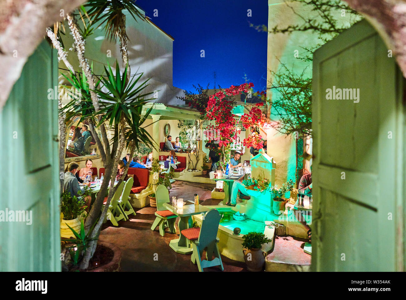 I turisti in ristoranti di lusso o di shopping dopo il tramonto di Oia - Santorini , Grecia al 04 giugno 2019. © Peter Schatz / Alamy Stock Foto Foto Stock