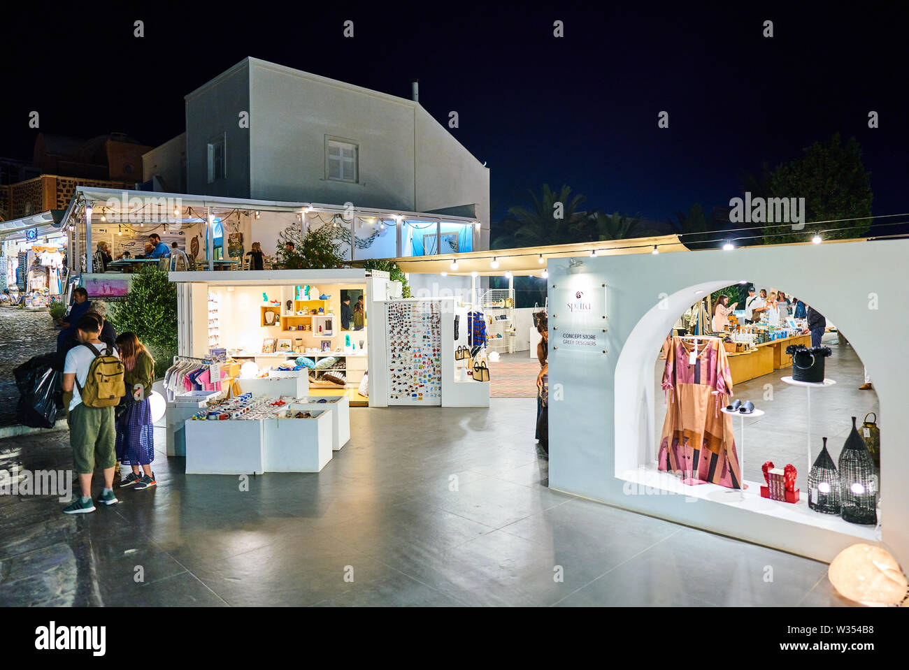 I turisti in ristoranti di lusso o di shopping dopo il tramonto di Oia - Santorini , Grecia al 04 giugno 2019. © Peter Schatz / Alamy Stock Foto Foto Stock