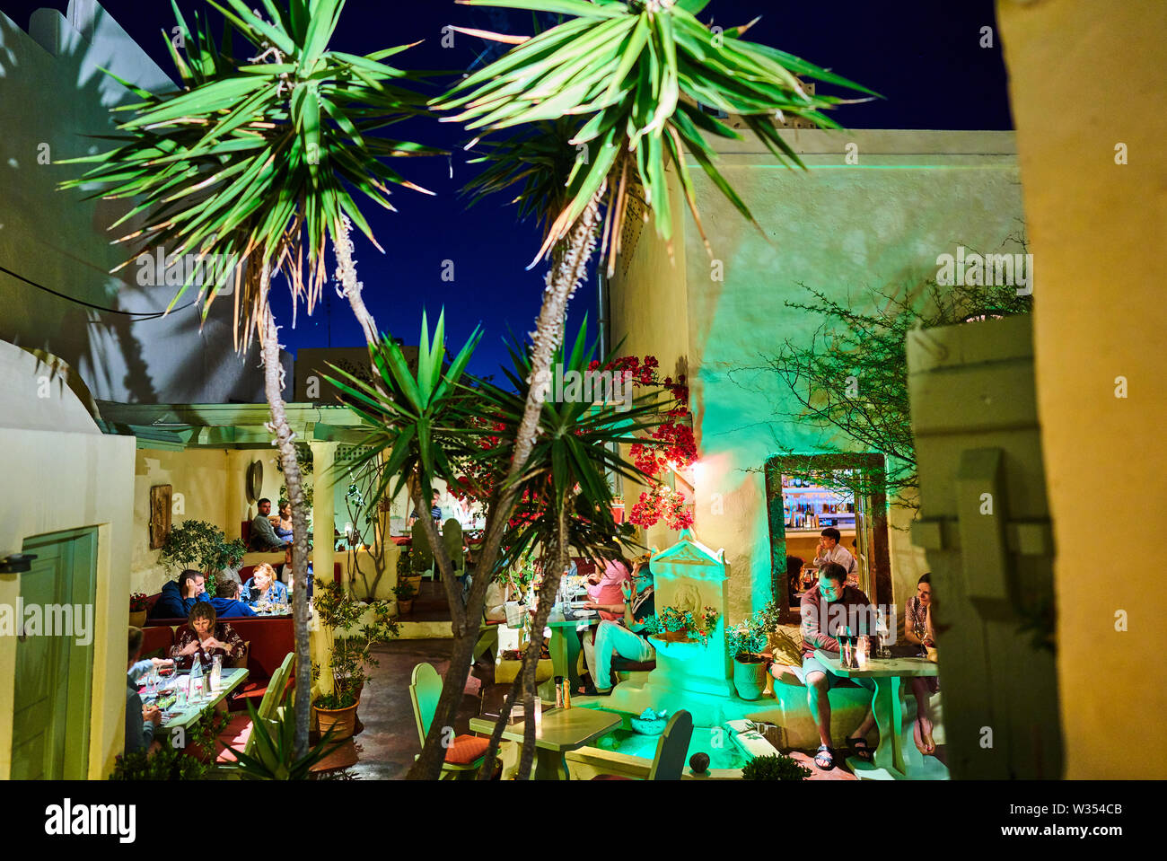 I turisti in ristoranti di lusso o di shopping dopo il tramonto di Oia - Santorini , Grecia al 04 giugno 2019. © Peter Schatz / Alamy Stock Foto Foto Stock