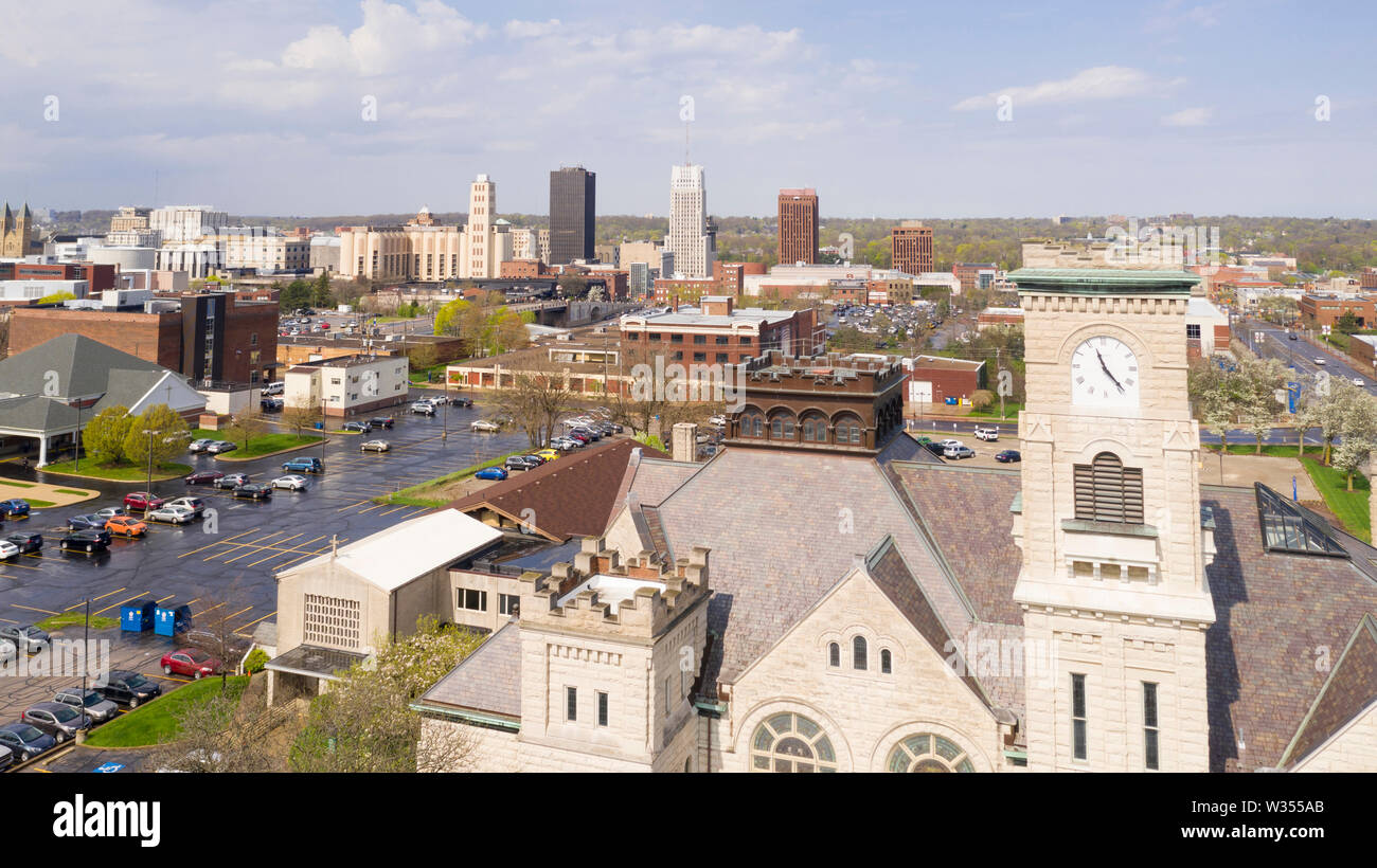 Soffici nuvole bianche compaiono dopo la tempesta di pioggia nel centro cittadino di Akron, Ohio Foto Stock