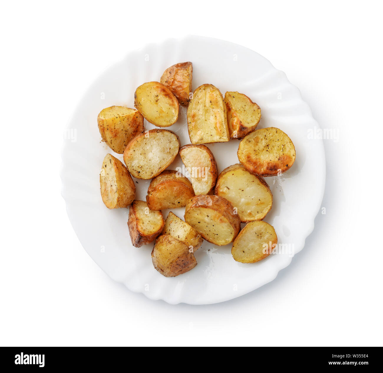 Vista dall'alto di patate al forno cunei su piastra isolata su bianco Foto Stock