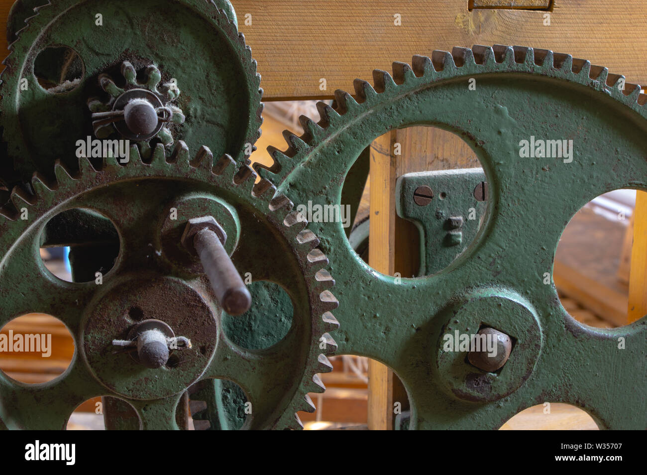 Primo piano dettaglio della ruota dentata del meccanismo di avvolgimento a mano in legno telaio di tessitura Foto Stock