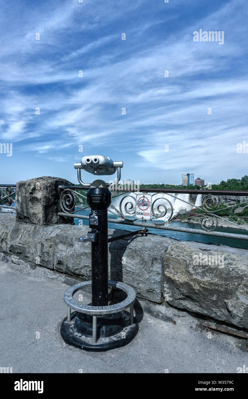 Canada Ontario una vista binoculare al Niagara Falls American Side a giugno 2019 Foto Stock