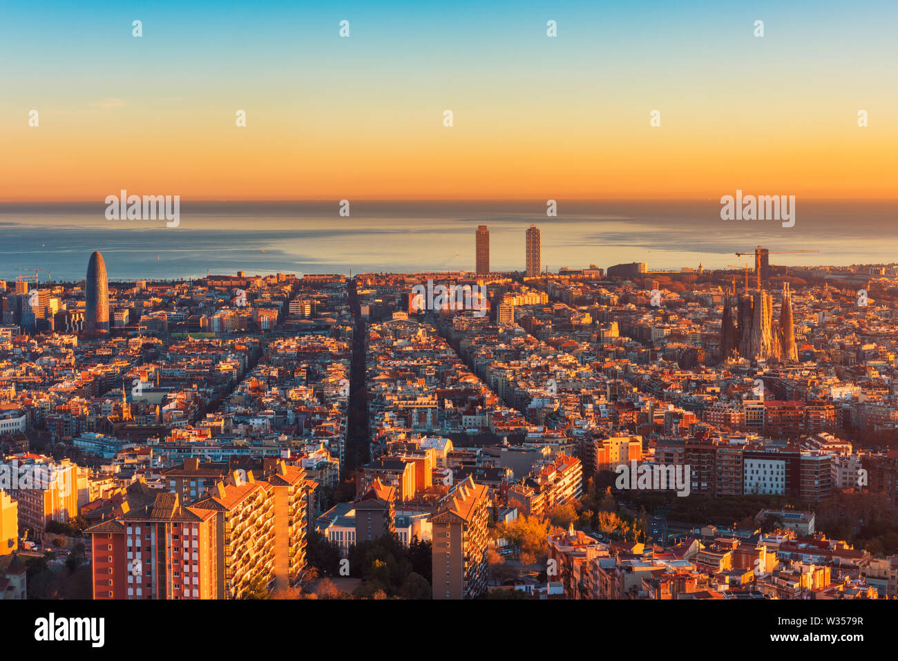 Angolo alto vista panoramica su Barcellona Spagna e Mare Mediterraneo intorno al tramonto Foto Stock