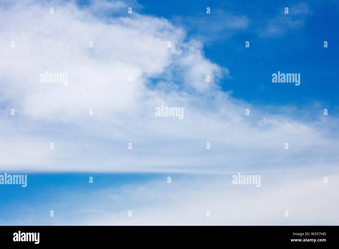 Estate cielo blu con nuvole di alta qualità cinquanta megapixel. Foto Stock