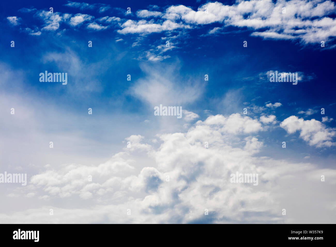 Estate cielo blu con nuvole di alta qualità cinquanta megapixel. Foto Stock