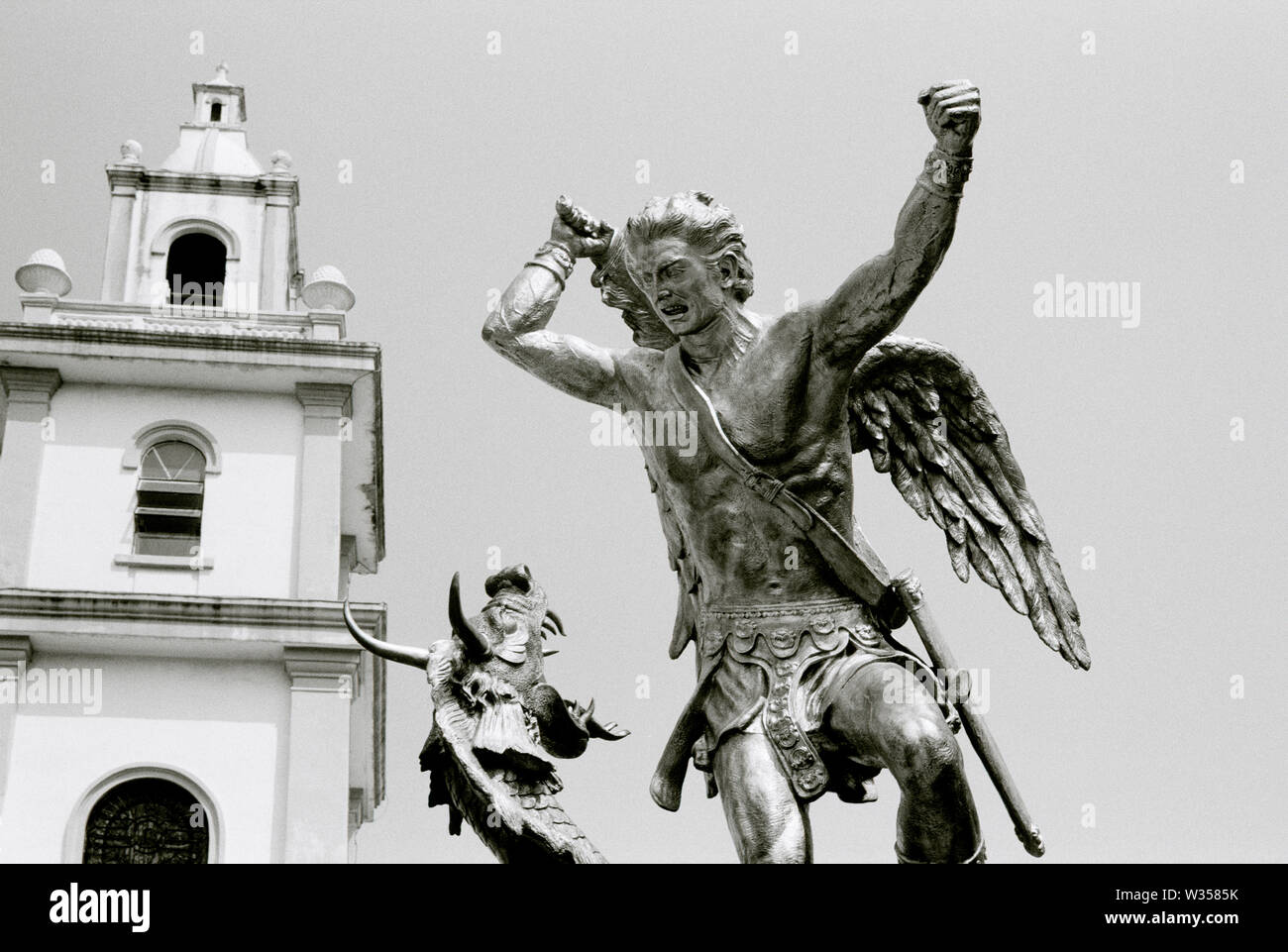San Michele Arcangelo che uccide Satana come un drago al di fuori di San Miguel Chiesa a Manila nelle Filippine del Sud-est asiatico in Estremo Oriente. Foto Stock