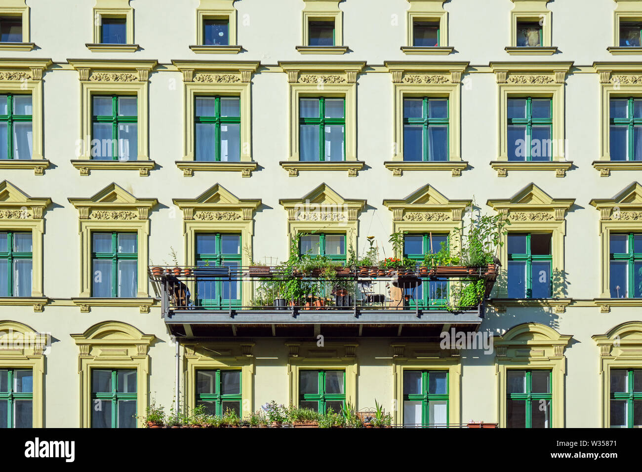 Facciata di un verde ristrutturato appartamento di vecchia costruzione di visto a Berlino, Germania Foto Stock
