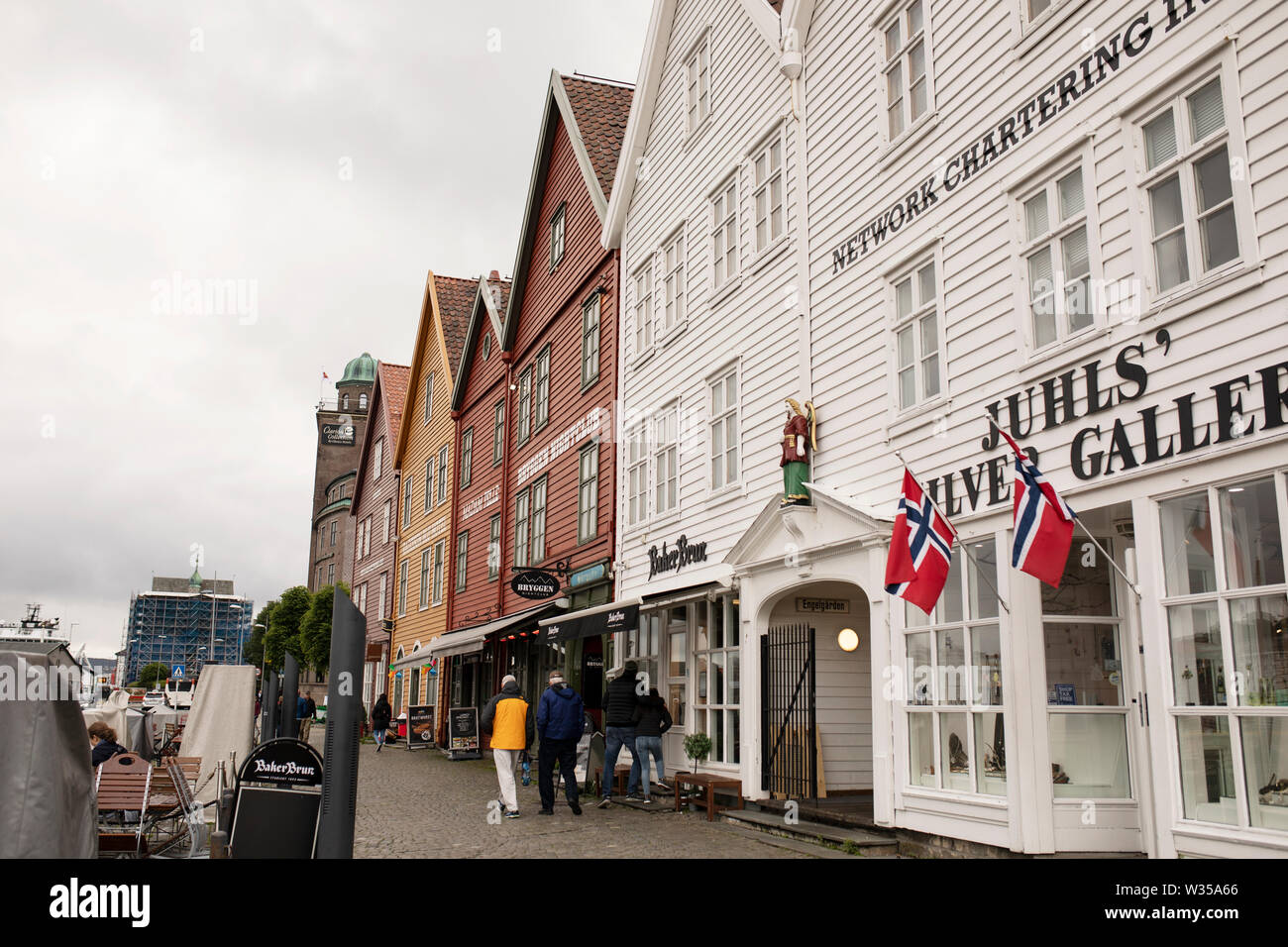 Il negozio di gioielli Juhls' Silver Gallery e altri negozi si trovano lungo il lungomare di Bergen, Norvegia, nel famoso quartiere di Bryggen. Foto Stock