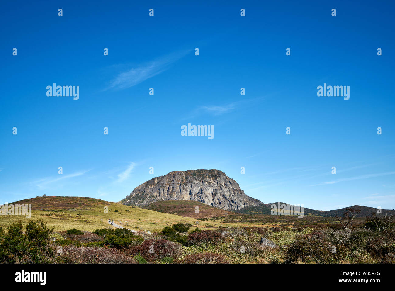 La via per il monte hallasan, Jeju Island, la Corea del Sud. Foto Stock