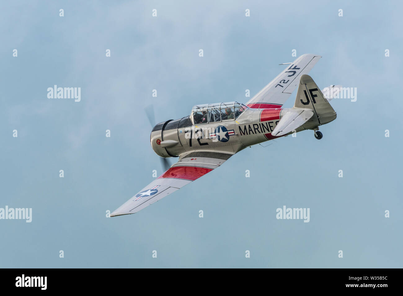 Harvard T6 Warbird, Blue Skies con luce cloud, motion blur sulla ventola Foto Stock