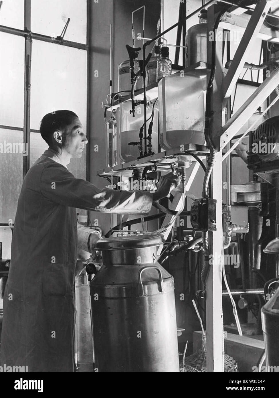 ARTHUR GORDON SANDERS (1908-1980) operante la penicillina impianto di estrazione lanciato da Howard Florey, Ernest catena e Alexander Fleming Foto Stock