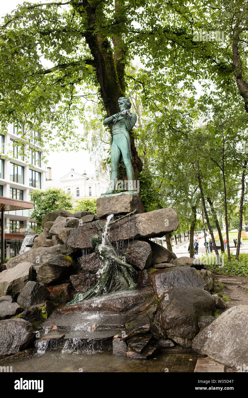 Ole Bull fontana sulla Nedre Ole Bulls plass nel centro di Bergen, Norvegia. Foto Stock