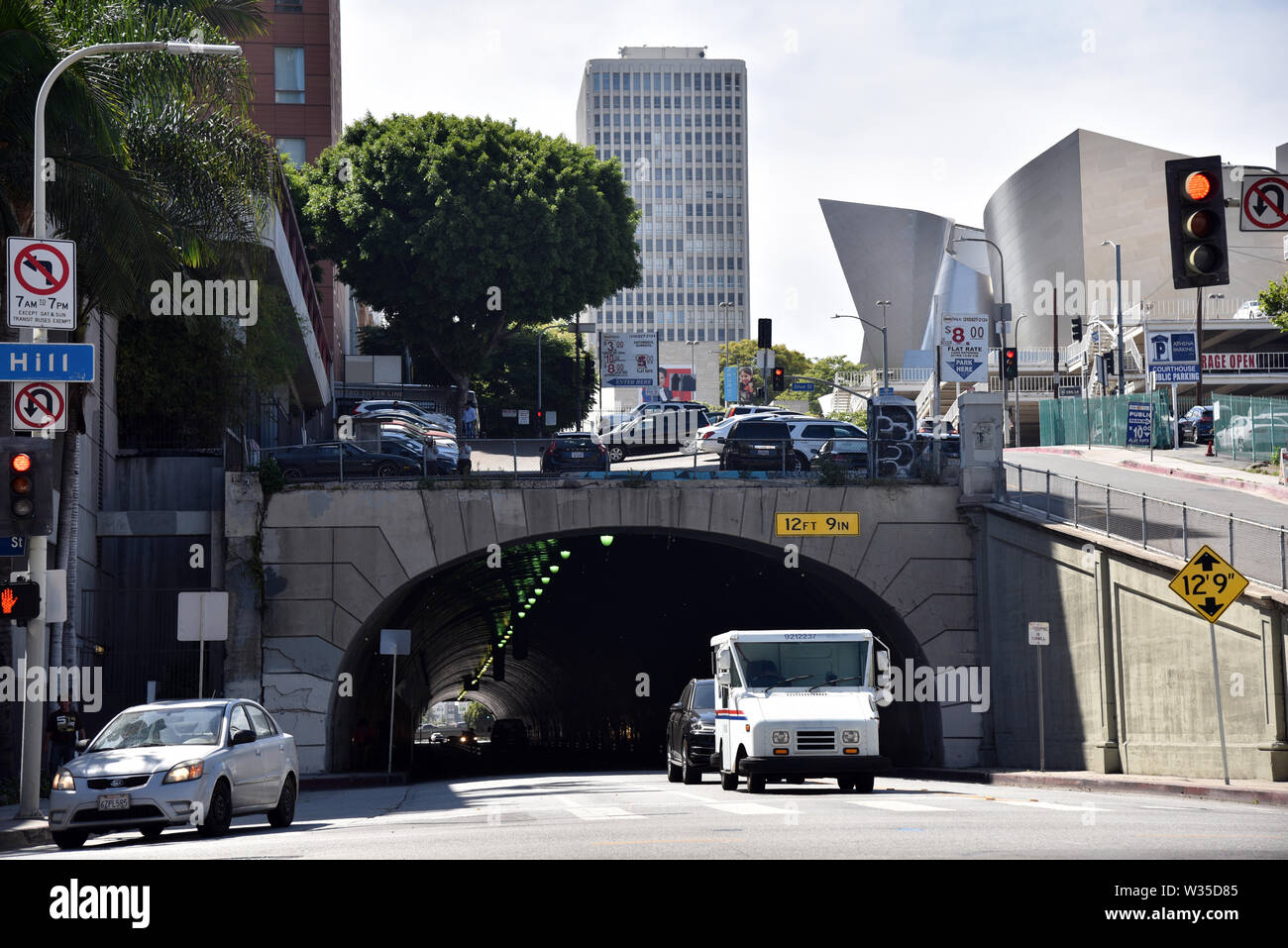 LOS ANGELES, CA/STATI UNITI D'America - 6 Giugno 2018: la seconda strada in tunnel di Los Angeles, un popolare location del film con la Walt Disney Concert Hall in background Foto Stock