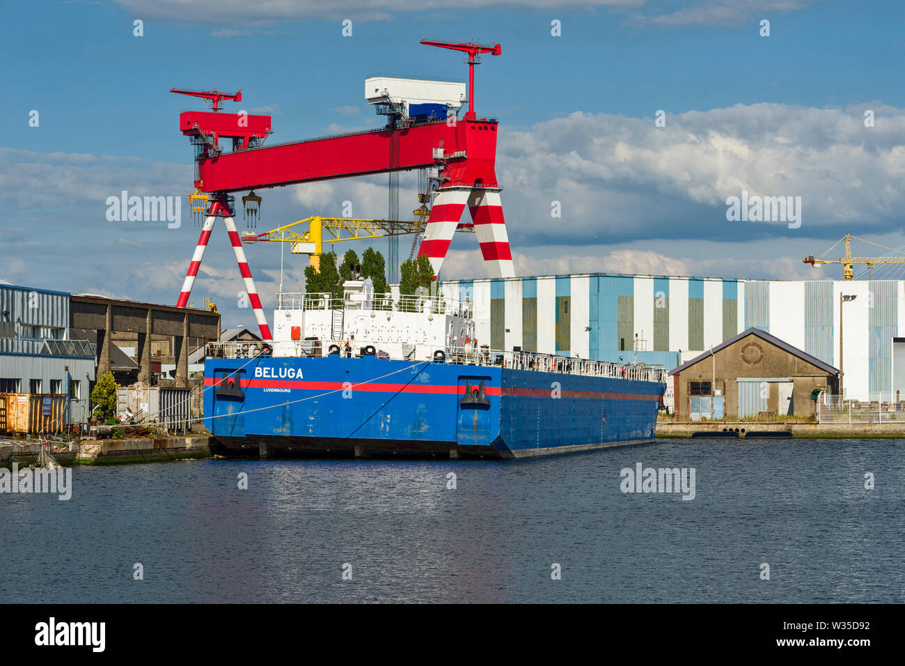 Culminando più di 75 m, il rosso e bianco portico è diventato il simbolo del cantiere navale STX di Saint-Nazaire, Francia Foto Stock