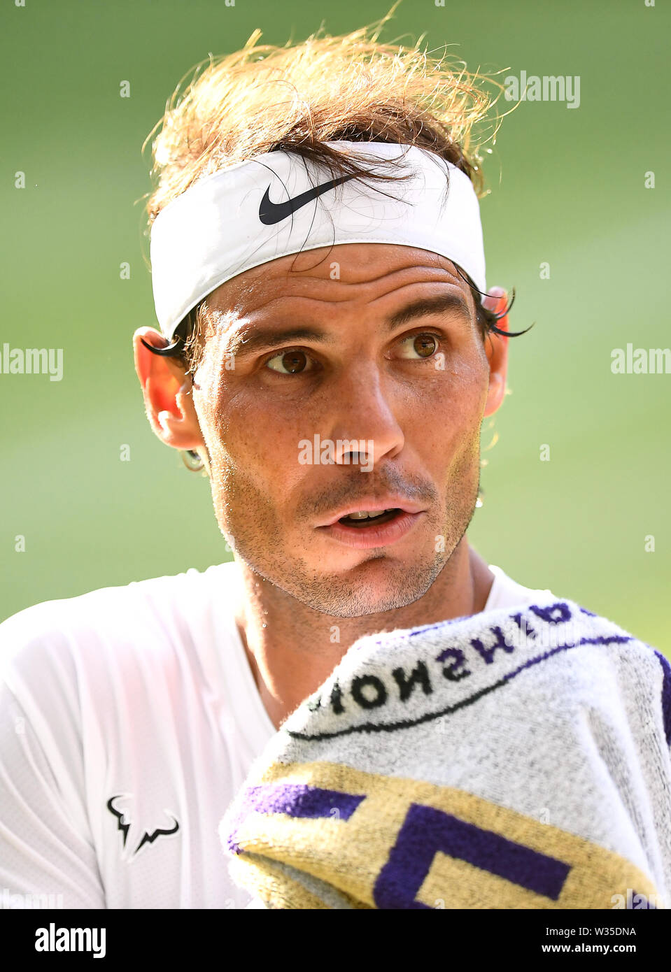 Rafael Nadal durante la semi-finale sul campo centrale il giorno 11 del Wimbledon Championships all'All England Lawn tennis and Croquet Club, Wimbledon. Foto Stock