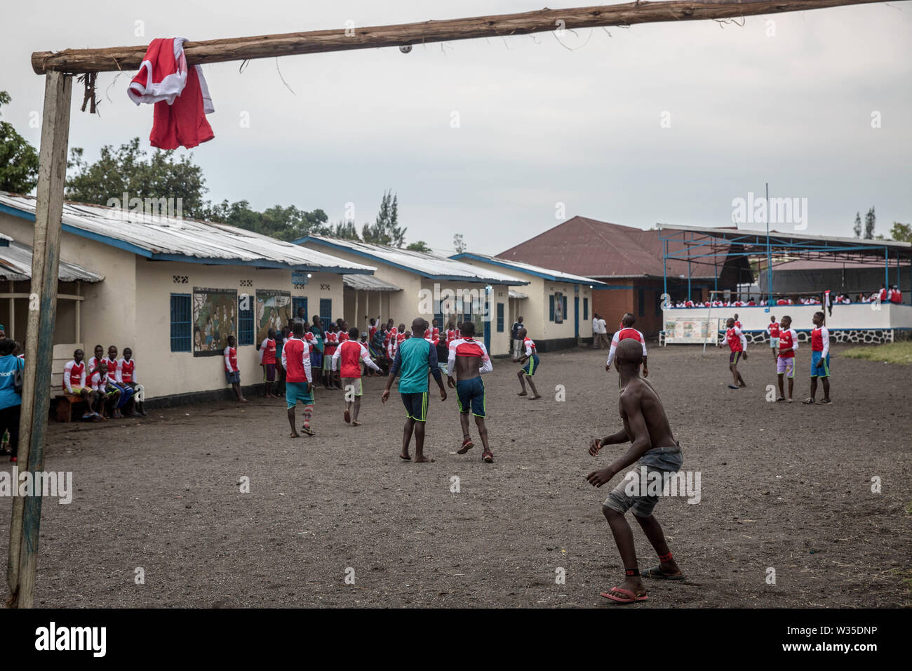 Ex bambini soldati giocare a calcio al Centro di Transito di Goma. Centinaia trascorreranno alcuni mesi qui prima di essere reintegrati nella comunità. L'UNICEF sta lavorando con MONUSCO (RDC ONU missione di stabilizzazione) per il supporto di alcune decine di migliaia di bambini soldato che sono stati reclutati nell est della Repubblica democratica del Congo dal 2013. Foto Stock