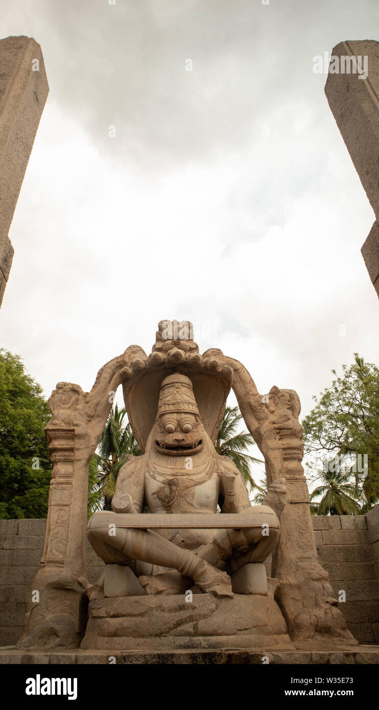 Ugra Narsimha o Lakshmi Narsimha tempio di Hampi. L'uomo-lion avatar del signore Vishnu - seduti in una posizione di yoga Foto Stock