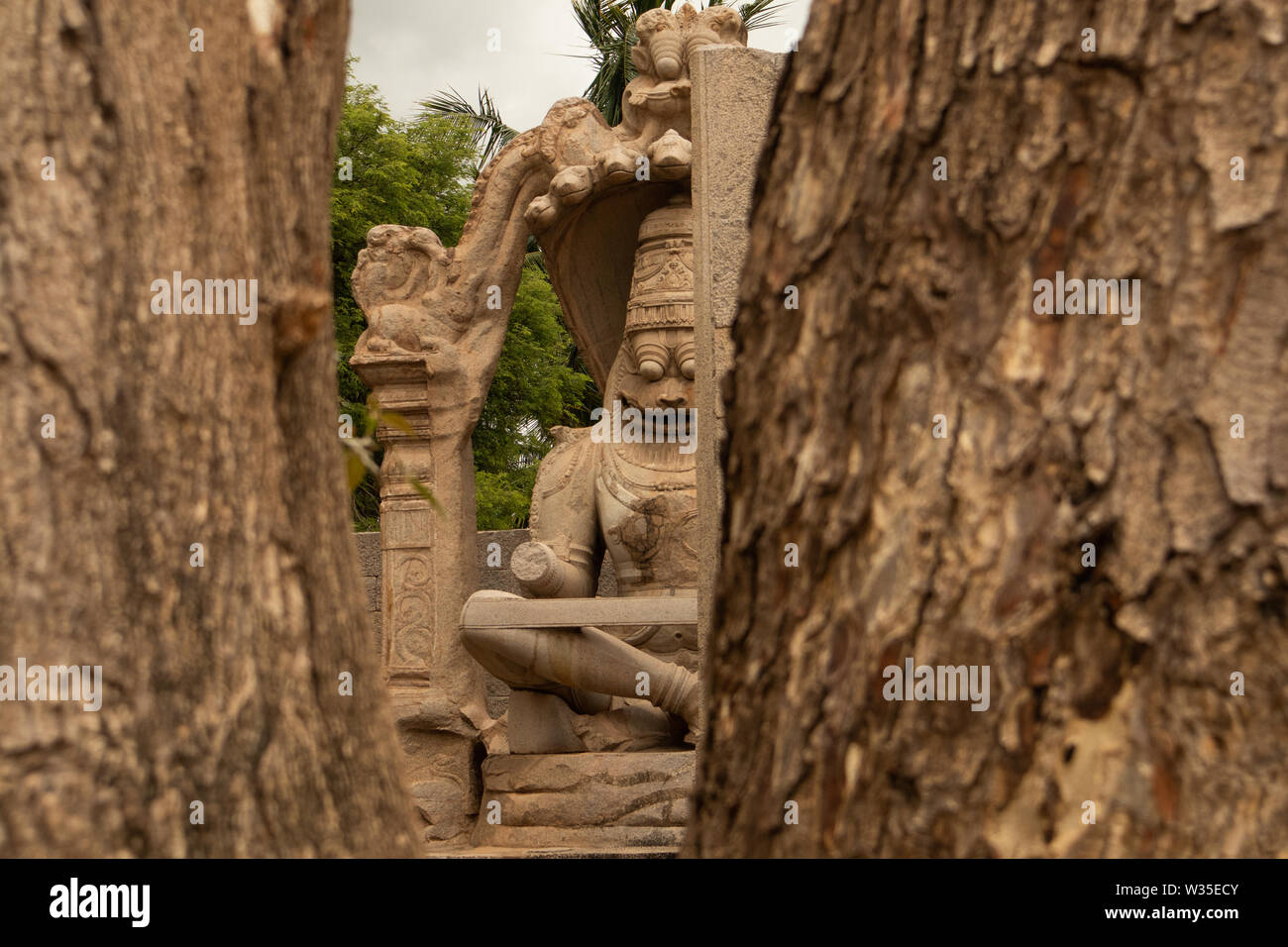 Ugra Narsimha o Lakshmi Narsimha catturati attraverso Windows di Hampi. L'uomo-lion avatar del signore Vishnu - seduti in una posizione di yoga Foto Stock