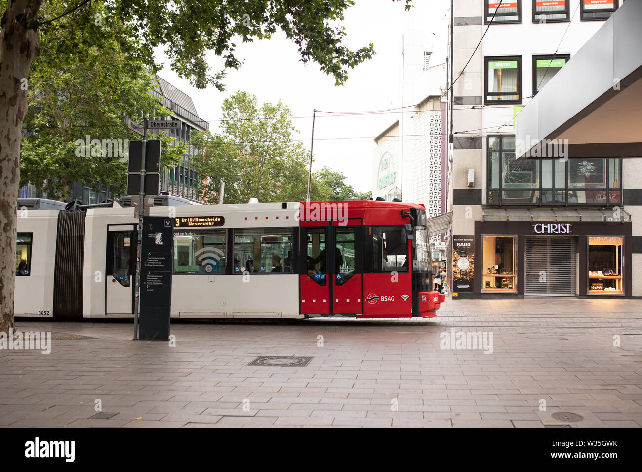 Un numero 3 il tram che passa verso il basso Obernstrasse passato il Cristo negozio Gioielli e Galeria Kaufhof nel centro storico di Brema, Germania. Foto Stock