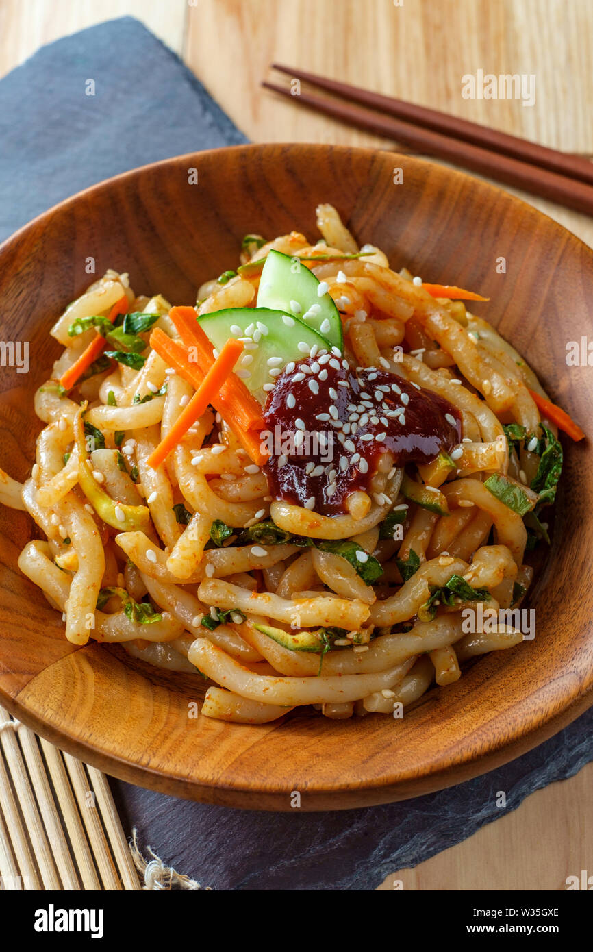 Stir-fried kimchi udon noodle bokkeum con kirby freschi Carote Cetrioli e gochujang suace Foto Stock